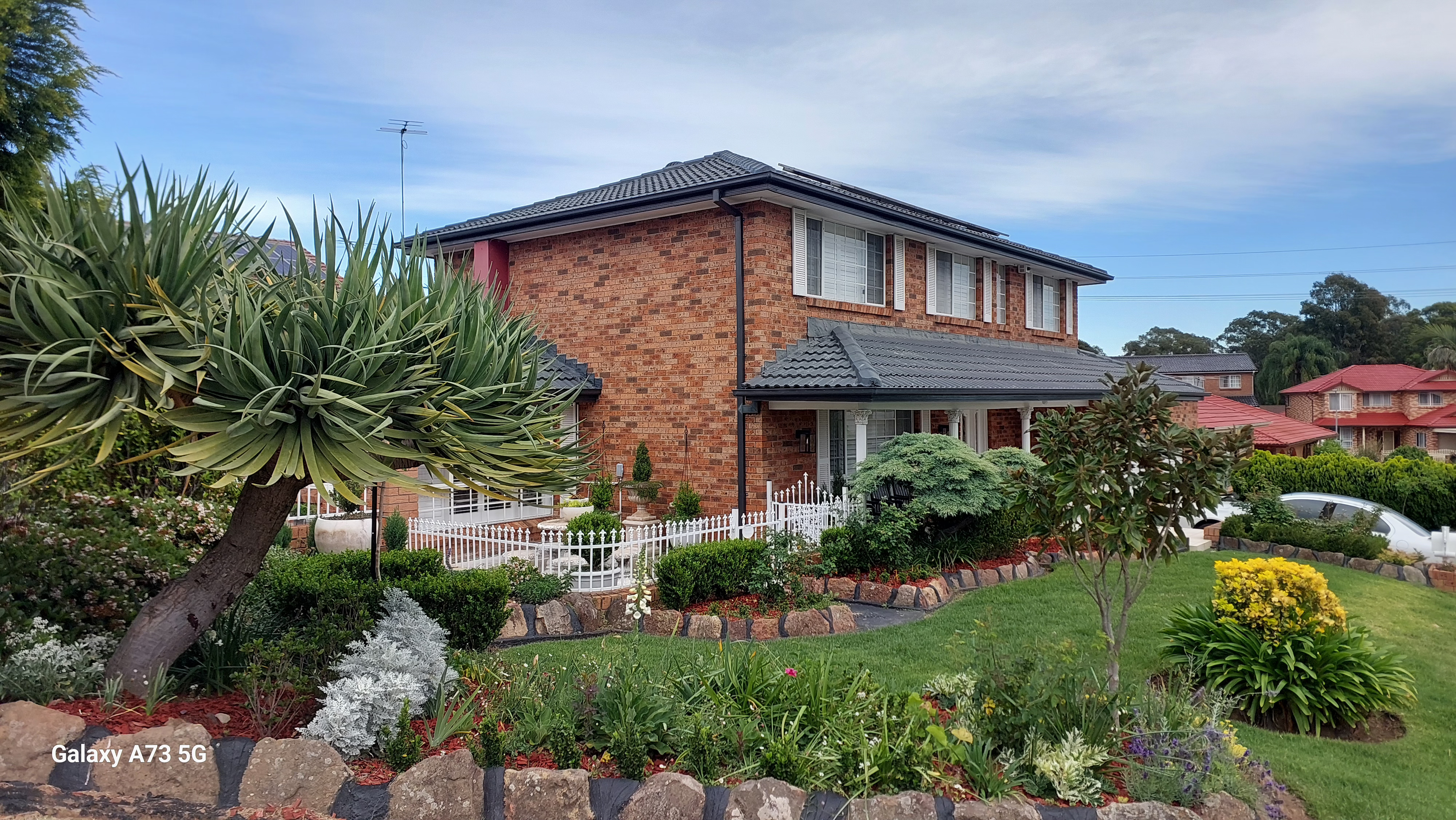 10th place: Laura Favotto of Bonnyrigg Heights – blooming courtyard garden.