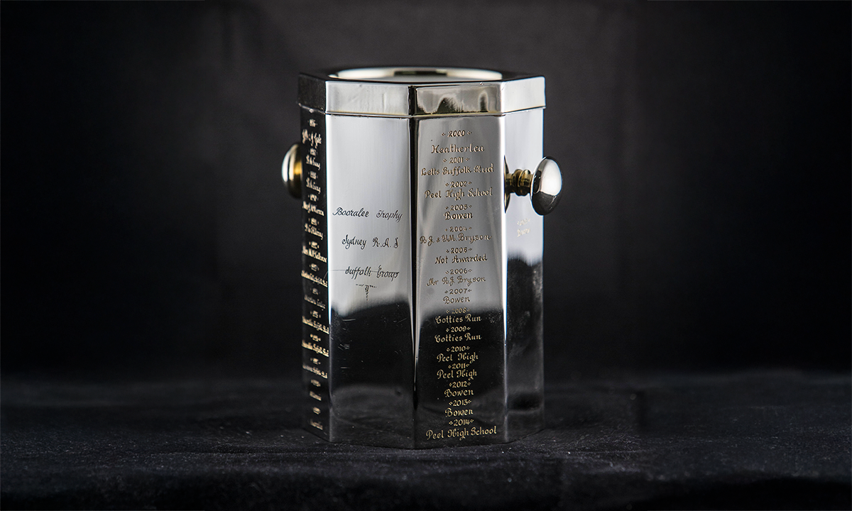 Octagonal wine cooler with two knob handles. First awarded in 1986.