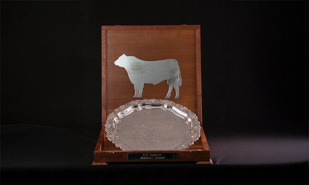 A circular silver plate, housed in a custom-made wooden box, the inside lid contains a sterling silver engraving plate in the shape of an Angus bull. First presented in 2011.