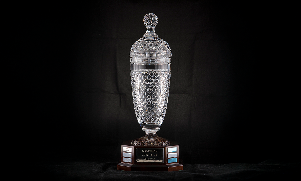 Bohemia crystal vase with a domed lid, raised on an octagonal wooden base. First awarded in 1993.